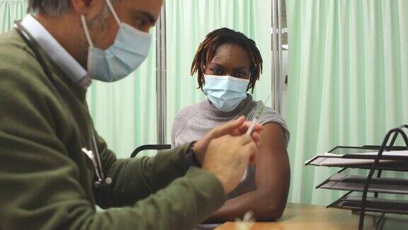正在接受COVID-19疫苗注射的妇女