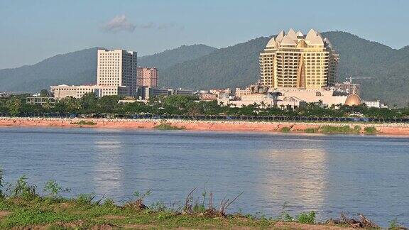 老挝博乔省的大型赌场和其他建筑从泰国边境的清盛区俯瞰湄公河