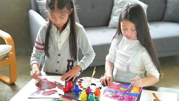 一群幼儿园的亚洲孩子和朋友在学校的美术课上画画