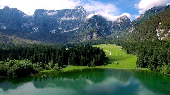 鸟瞰图飞越朱利安阿尔卑斯山和富辛湖