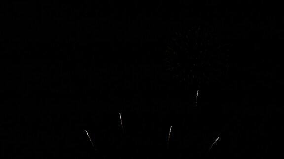 4K长镜头30秒循环无缝的真正闪亮的烟花背景在除夕的倒计时庆典上真正的金色发光的烟花在夜晚的天空中展示着五彩缤纷