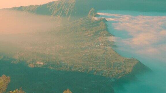 鸟瞰图时间间隔剪辑小村庄覆盖着晨雾在日出溴印度尼西亚