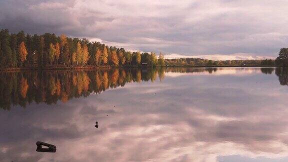 秋日的湖岸