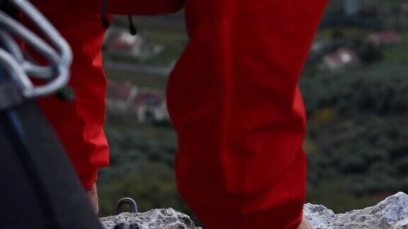 男性攀岩者在悬崖边组织攀岩装备双手用粉笔覆盖