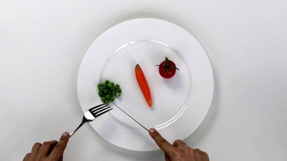 吃蔬菜盘青豆西红柿胡萝卜