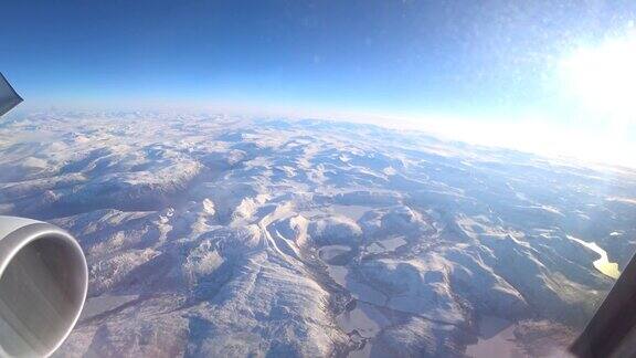 鸟瞰挪威北部特罗姆瑟附近的雪山