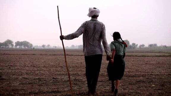 农夫和他的女儿在田里散步