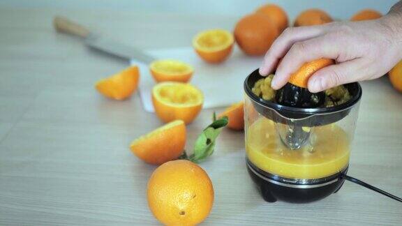 用榨汁机榨鲜橙汁