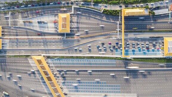 4K延时多车道高速公路车辆交通运输及收费站无人机空中俯视图通勤交通城市生活理念平移