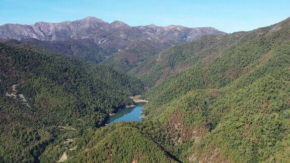 智利Maule地区的山泻湖EmbalseBullileo无人机航拍视频