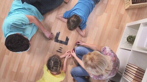 HDCRANE:家庭在家里玩多米诺骨牌