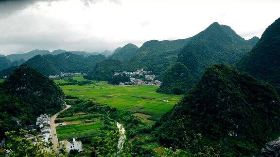 喀斯特山峰森林(万峰林)的村庄和稻田贵州中国