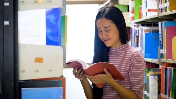 年轻的亚洲学生女孩在大学图书馆看书教育和学校