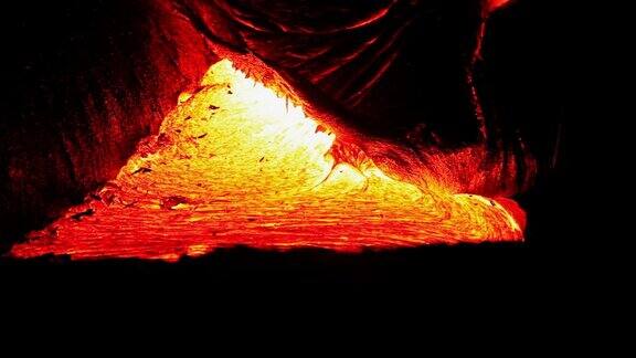 夜间流动的火山熔岩