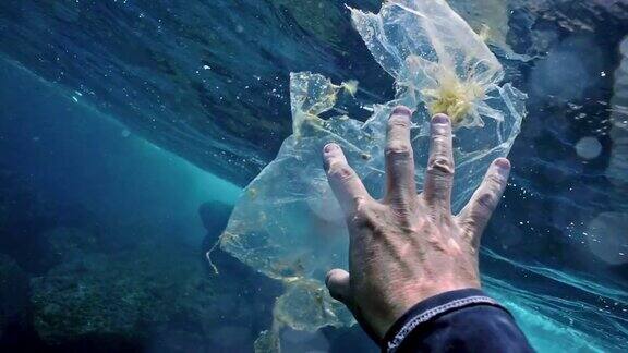 环保人士志愿清理海洋中的塑料