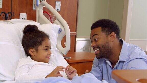 父亲和女儿在医院儿科病房拍摄R3D