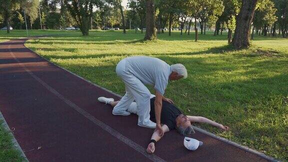 一位老人在公园里感到胸痛