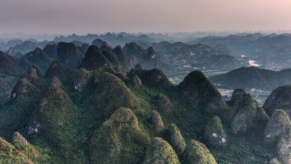 微弱光线下桂林风景的航拍照片