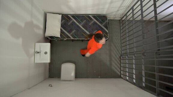 4K上图:监狱里的女囚犯在地板上踱步