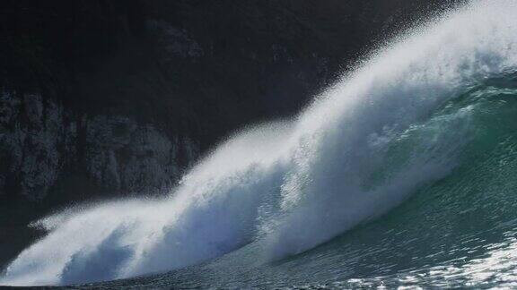 美丽的海浪在新西兰以慢镜头打破