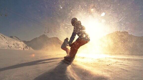 滑雪运动员朝着夕阳滑行