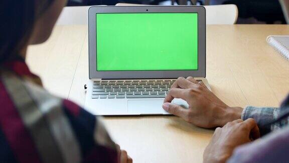 绿色屏幕色度键的人在聊天和使用笔记本电脑