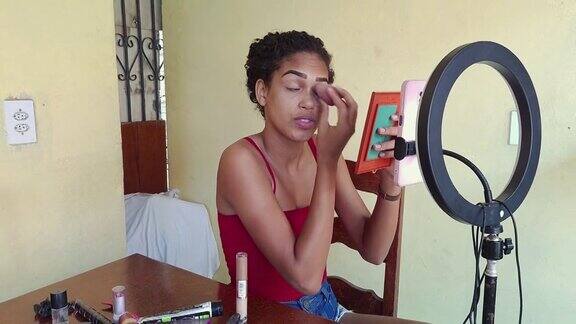 一名黑人女性正在直播化妆教程