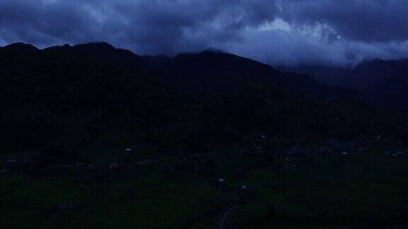 4k移动摄影延时拍摄傍晚的山谷和云景