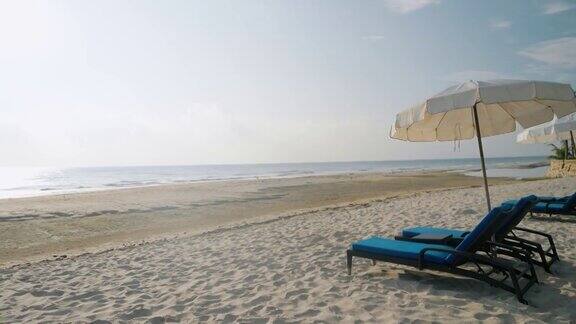 泰国华欣白色沙滩上的沙滩椅和阳伞