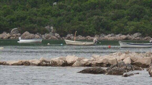 小渔船漂浮在水面上