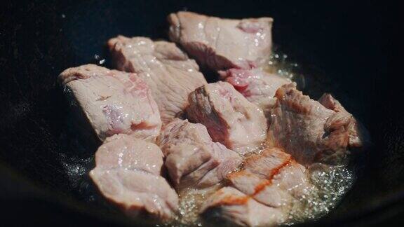 肉是在喀山煮的一步一步烹饪Chorba或Plov