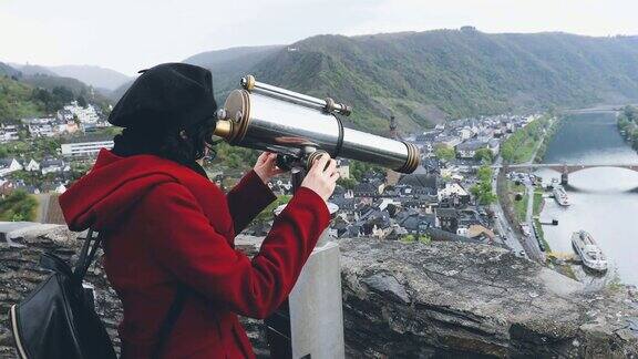 快乐的年轻女子在德国的科赫姆镇享受望远镜观光