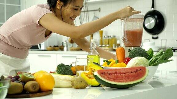 一个女人在厨房里用蔬菜和水果制作新鲜果汁的特写