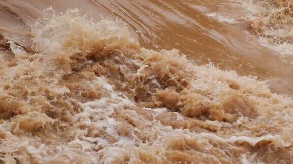 泥泞的洪水溅水的慢动作