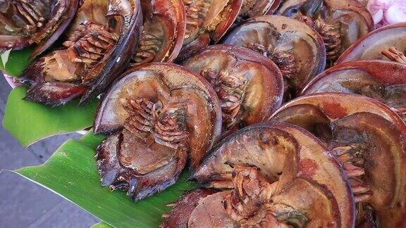 街头小吃:在泰国帕干岛的夜市上烹煮海马蹄蟹