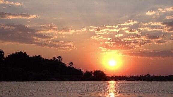 日落时在非洲河上航行赞比西河