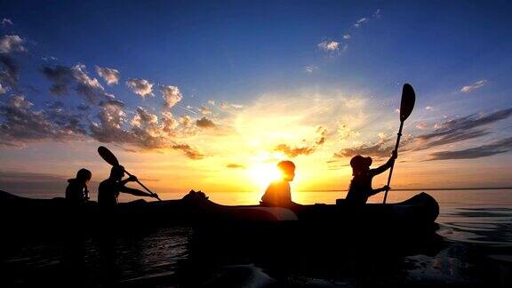日落时的WS家庭海上皮划艇