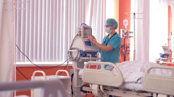 医生操作现代重症监护重症监护病房设备使用触摸屏