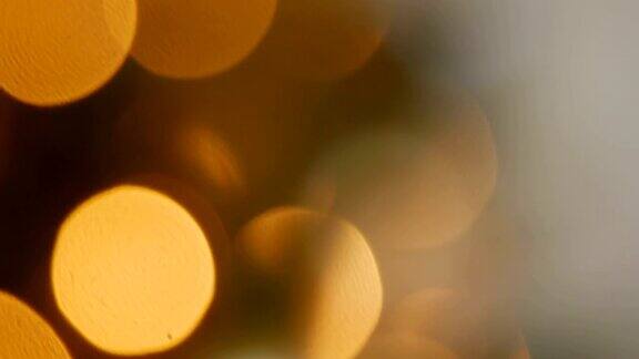 金色的圆形在灯光下闪闪发光