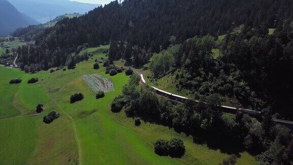 在Schmittentobel高架桥附近的瑞士红色火车的空中全景图LandwasserviaduktGraubunden瑞士