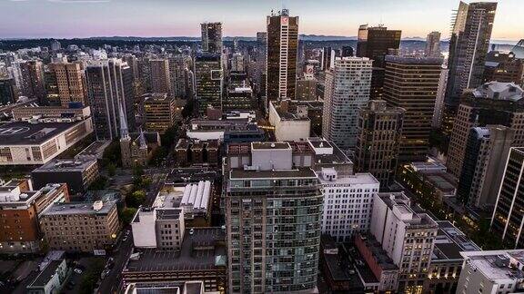在日落时分从加拿大BC省的温哥华loukout向市中心移动白夜时间