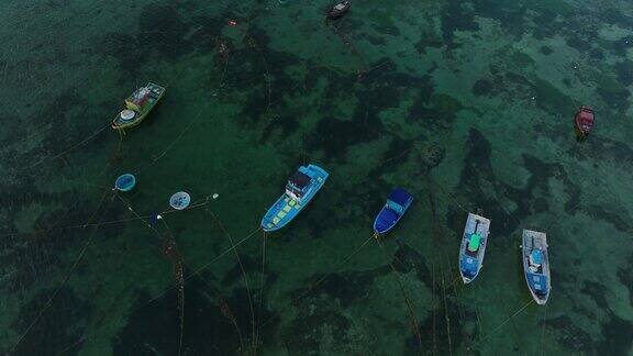 船只停靠在平顺省富桂岛的海滩上