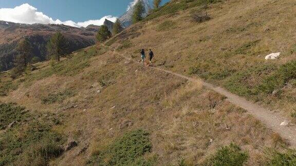 两个年轻人在马特洪峰附近徒步旅行