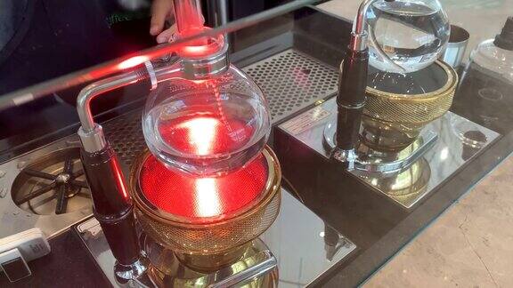 虹吸咖啡或真空咖啡是完全浸泡的味道和咖啡师煮沸的水由梁加热器