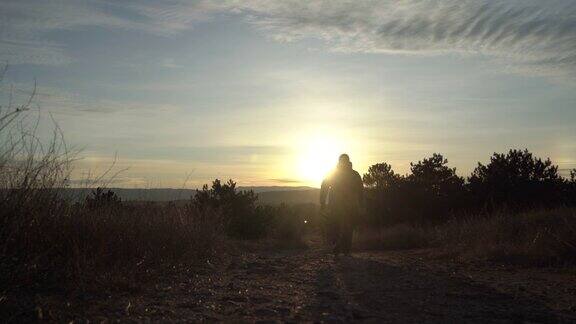 徒步在日出时男子徒步在清晨的山景中