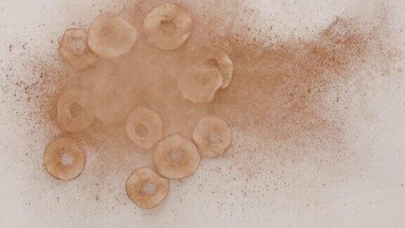 脆脆的苹果薯片在孤立的白色背景上上下跳动切苹果
