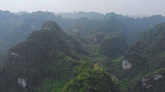 宁平地区鸟瞰图川安旅游景点联合国教科文组织世界遗产风景如画的河流爬过喀斯特山脉在越南旅游目的地