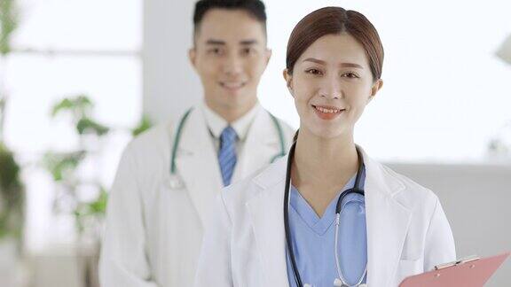 两个医生微笑着站在医院里