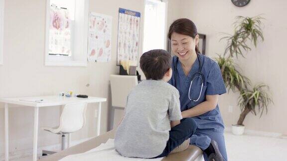 女亚洲护士为儿童病人做检查