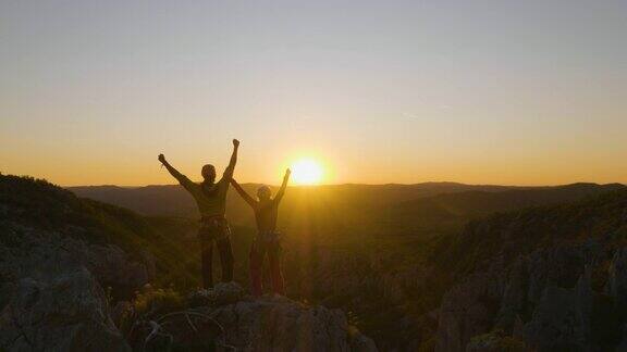 朋友在日落时到达山顶